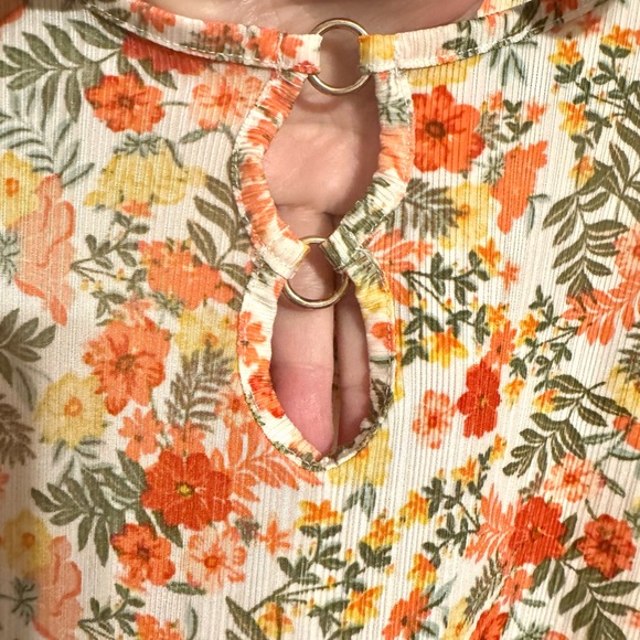 ❤️SUMMER FLORAL PRINT TOP w/NECKLINE DETAIL PLUS: 1X     #V - Picture 2 of 8